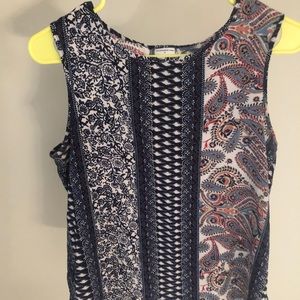 Patterned (Blue, Pink, White) no-sleeve tank top.